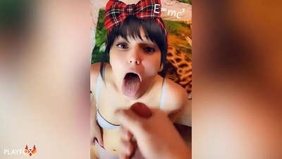 Liseli kız bir sınıf arkadaşından ağzına ilk boşalmasını alır
